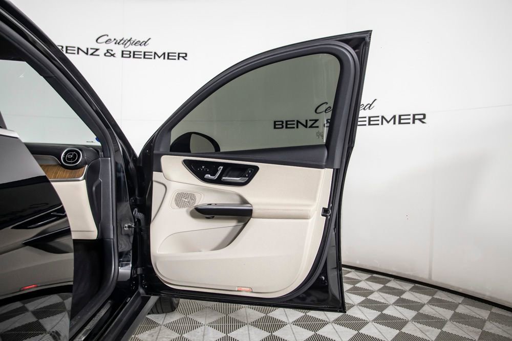 Used 2024 Mercedes-Benz GLC 300 4MATIC image 19
