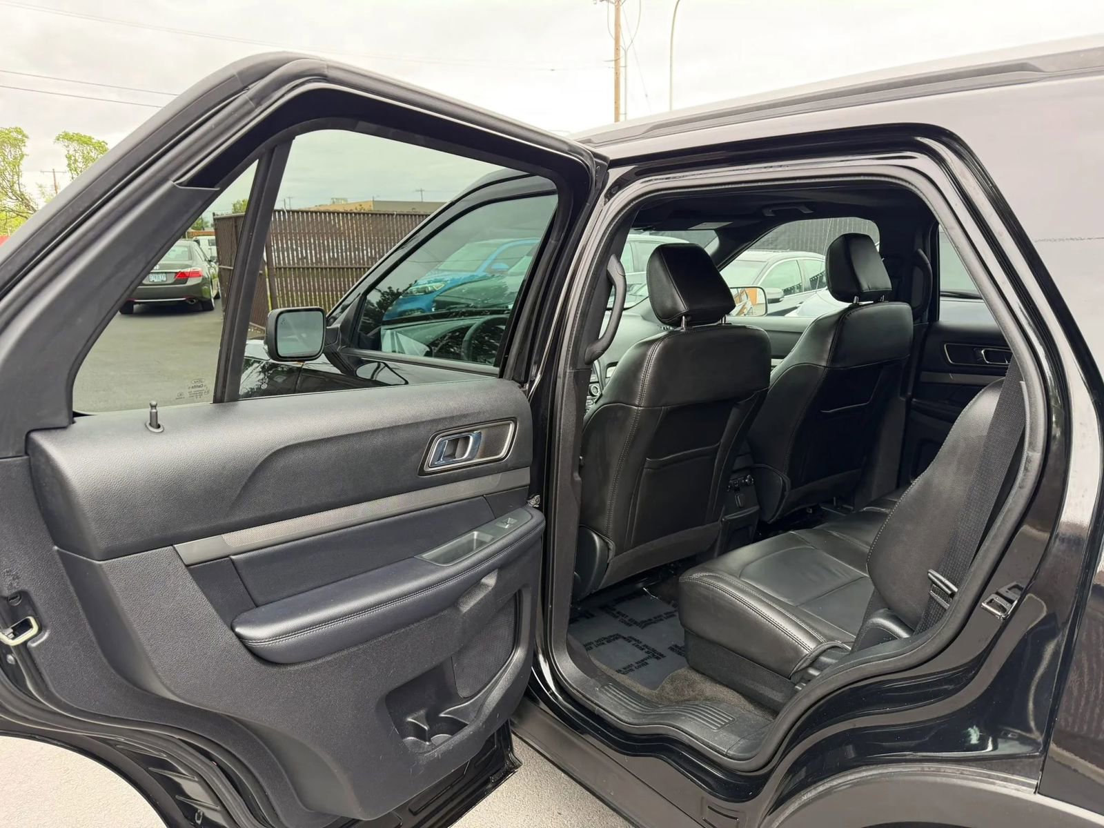 Used 2018 Ford Explorer XLT w/ Equipment Group 202A AWD/4WD image 10