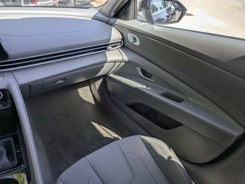 Used 2025 Hyundai Elantra SEL FWD image 16