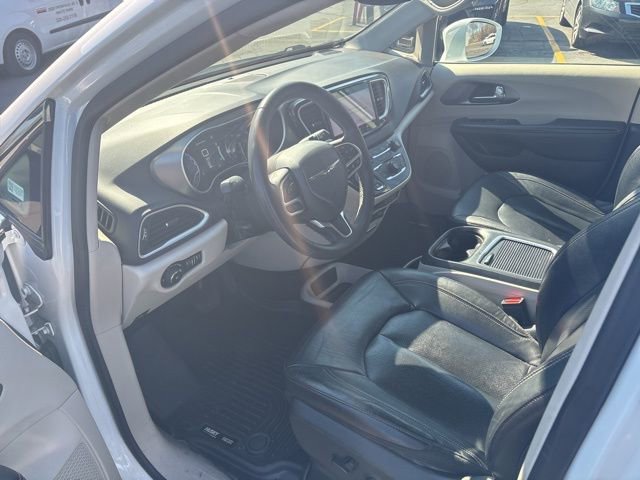 Used 2022 Chrysler Pacifica Touring-L image 11