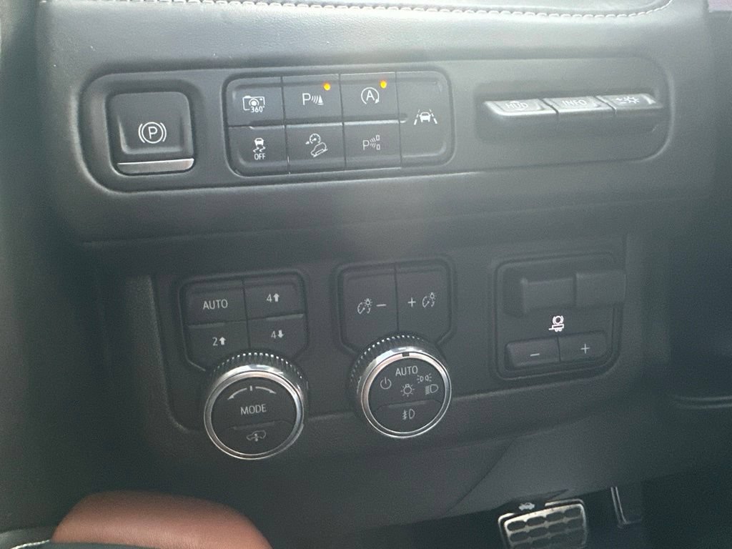 Used 2023 GMC Yukon Denali Ultimate AWD/4WD image 27