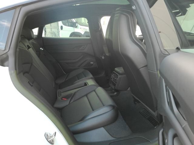 Used 2022 Porsche Taycan image 25