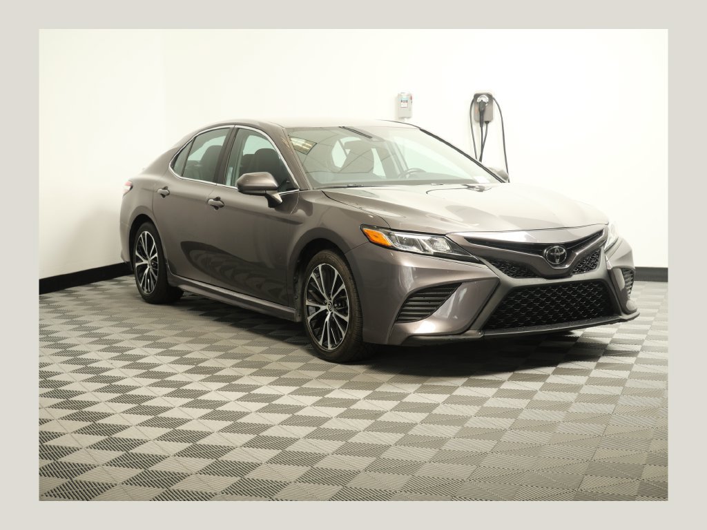 Used 2020 Toyota Camry SE FWD image 1