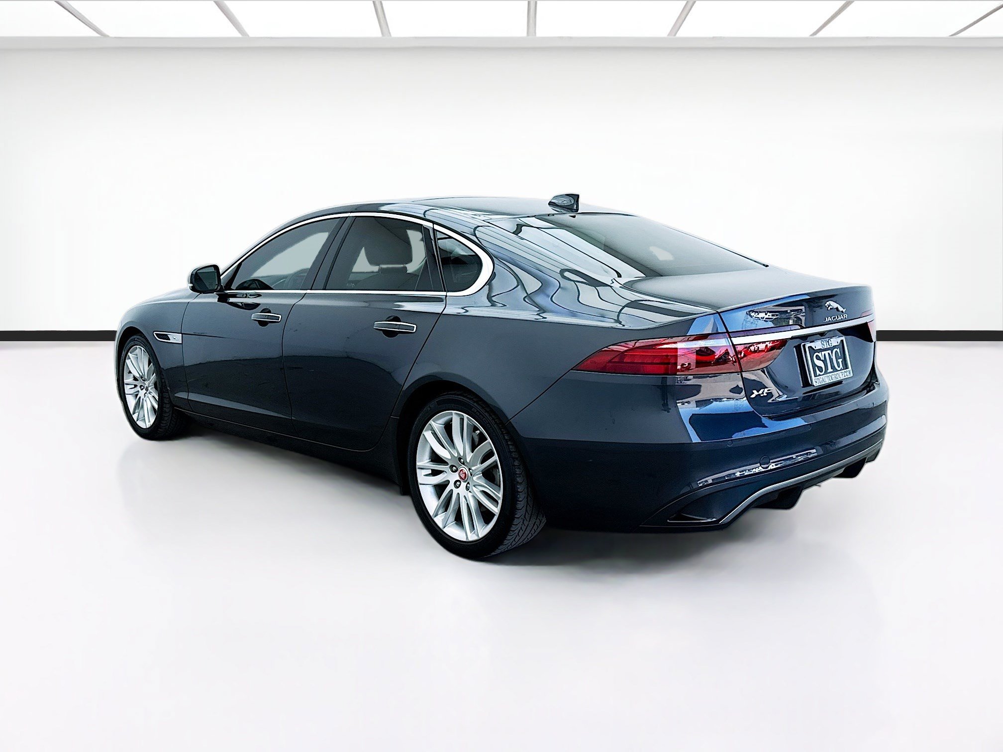 Used 2022 Jaguar XF SE RWD image 6