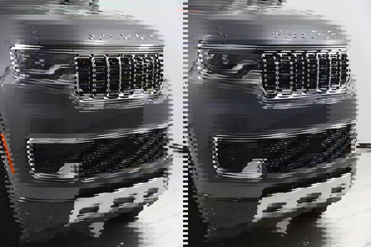 Used 2023 Jeep Grand Cherokee Laredo X image 50