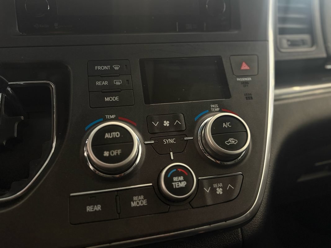 Used 2015 Toyota Sienna SE w/ SE Preferred Package FWD image 32