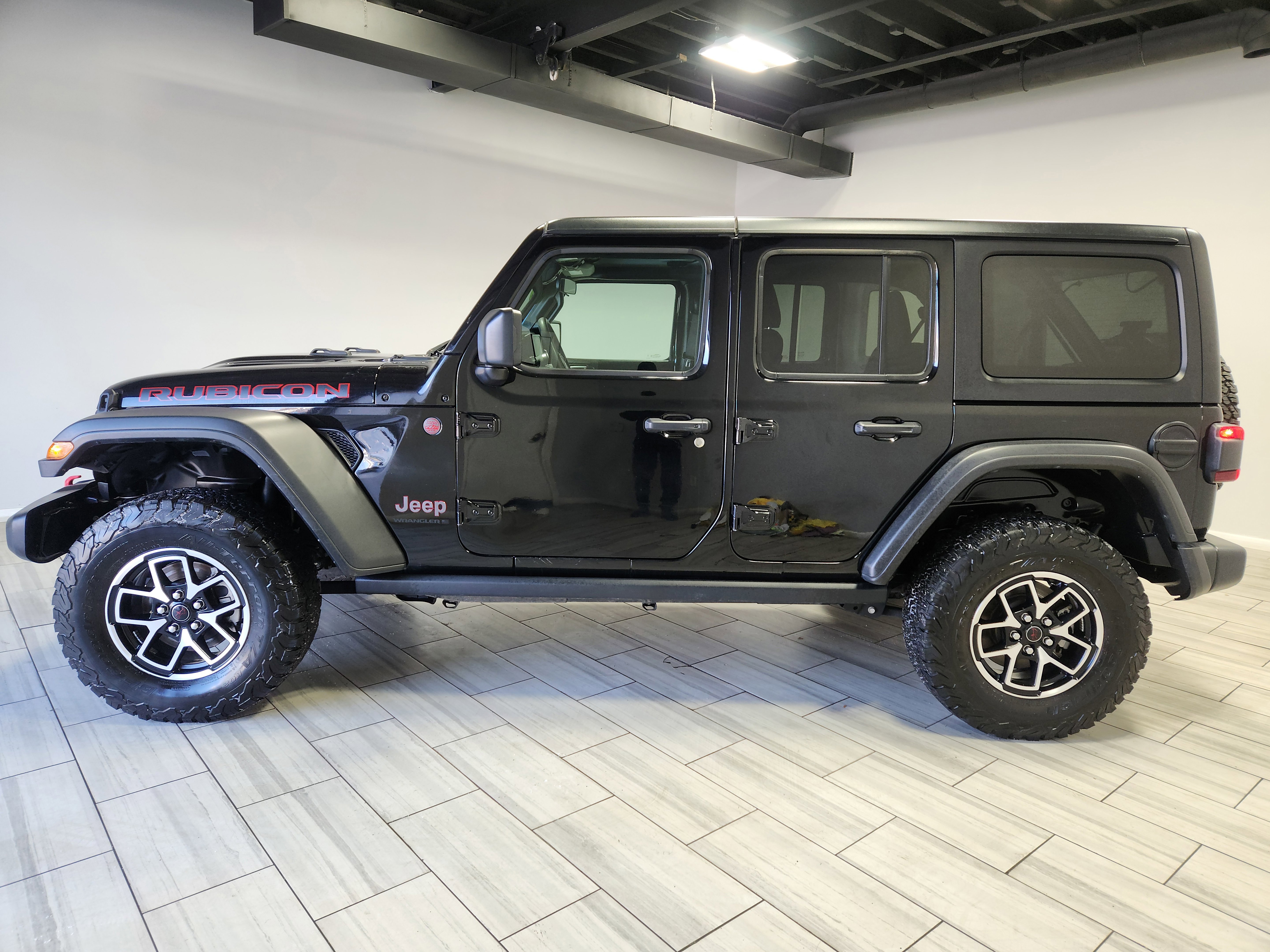 Used 2025 Jeep Wrangler Unlimited Rubicon image 2