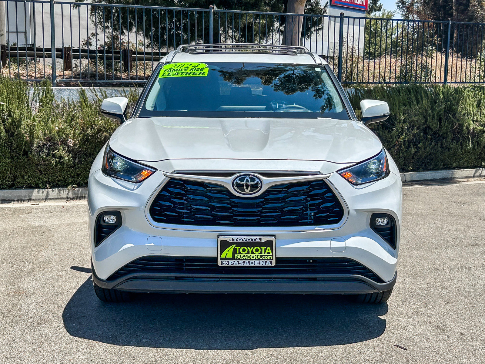Used 2024 Toyota Highlander XLE FWD image 2