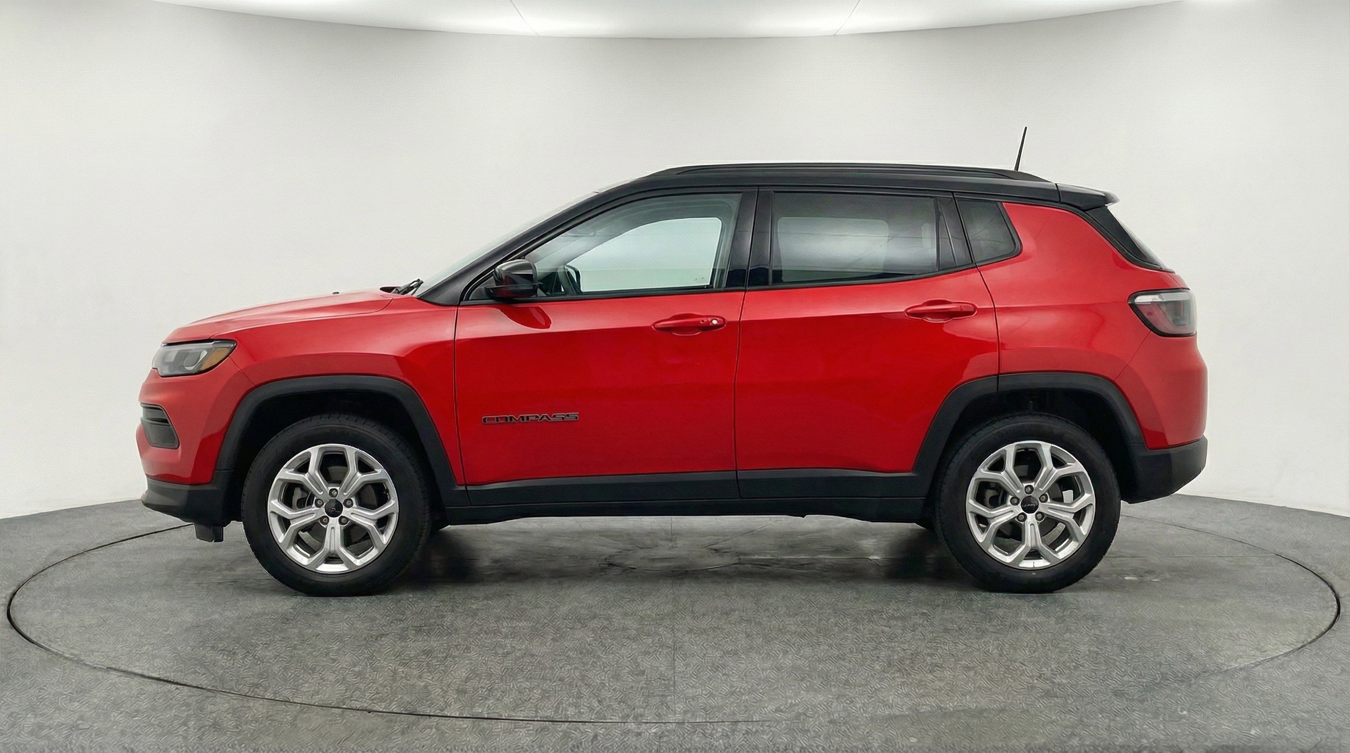 Used 2025 Jeep Compass Latitude AWD/4WD image 5
