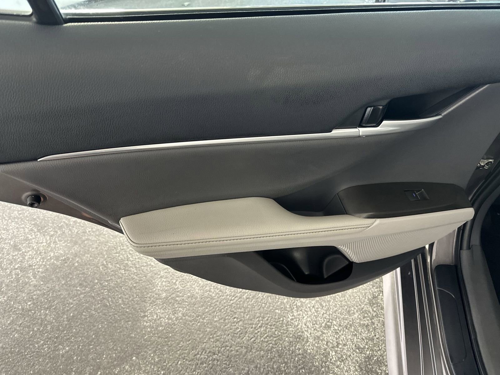 Used 2024 Toyota Camry XSE w/ Navigation Package image 34