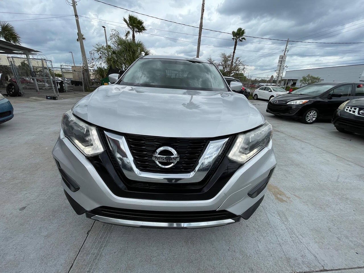 Used 2017 Nissan Rogue S FWD image 1