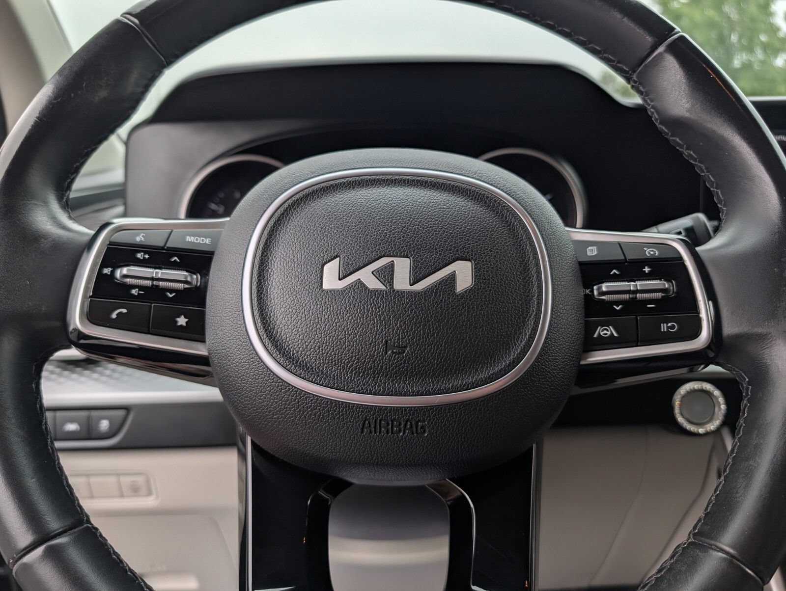 Used 2023 Kia Carnival LX FWD image 27