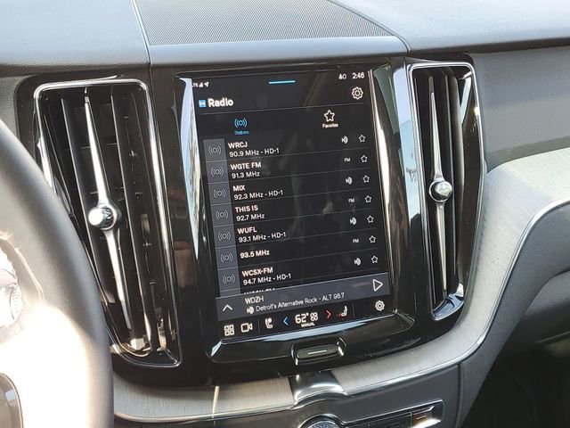 Used 2025 Volvo XC60 B5 Plus image 12