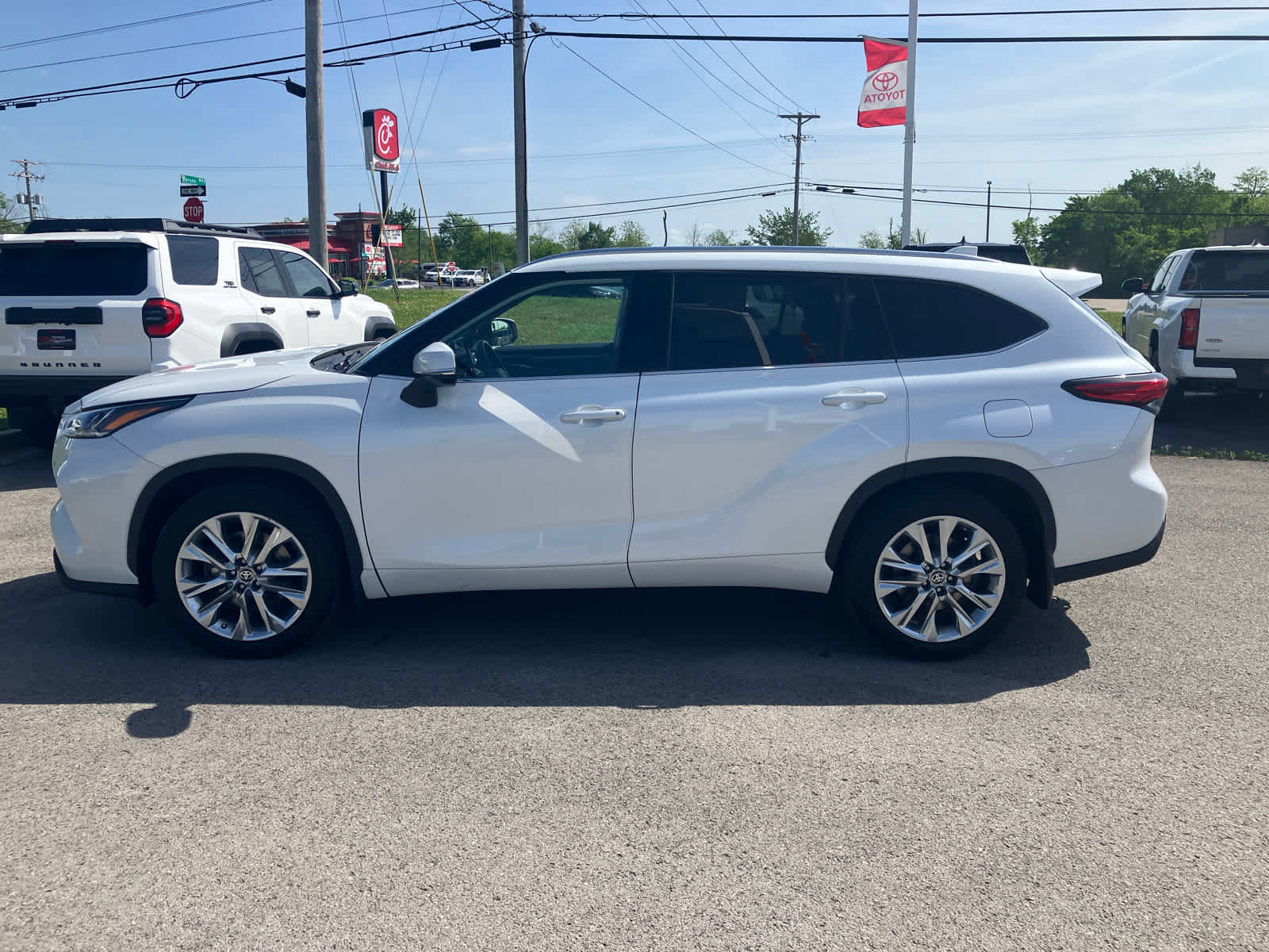 Used 2023 Toyota Highlander Limited image 4