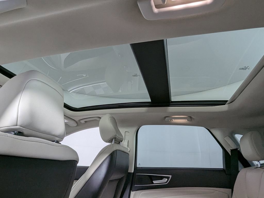 Used 2020 Ford Edge Titanium image 12