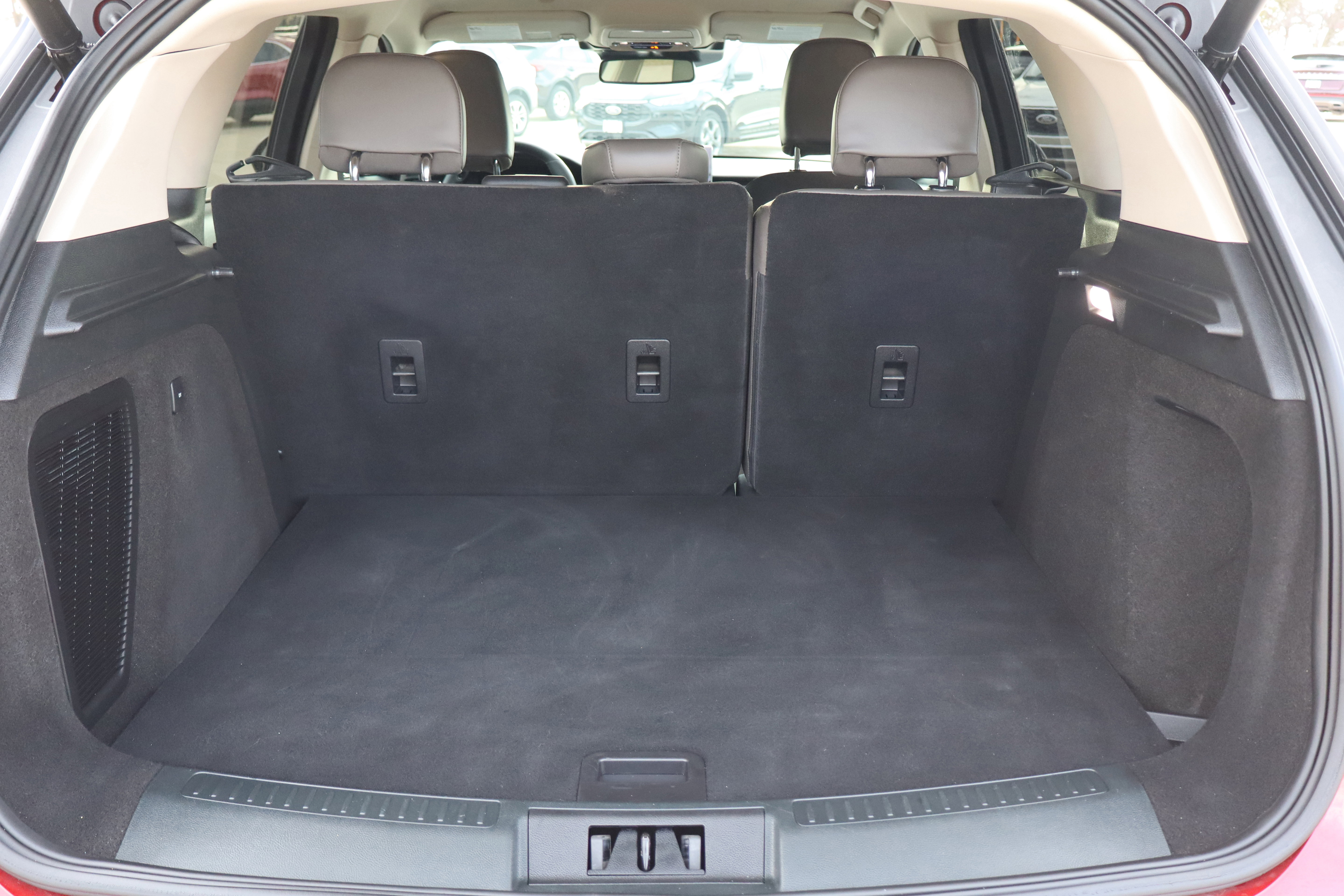 Used 2024 Lincoln Corsair Premiere w/ Rear Removable Package Tray image 28