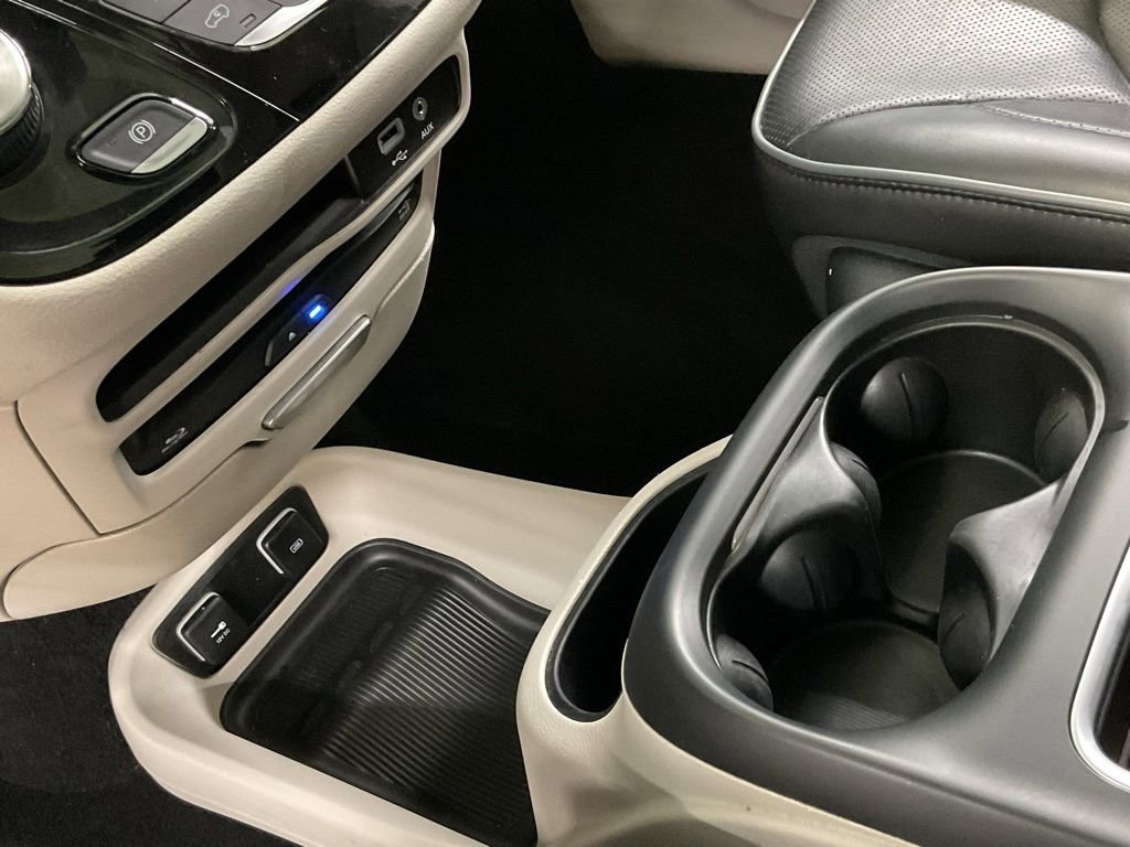 Used 2018 Chrysler Pacifica Limited w/ Tire & Wheel Group image 18
