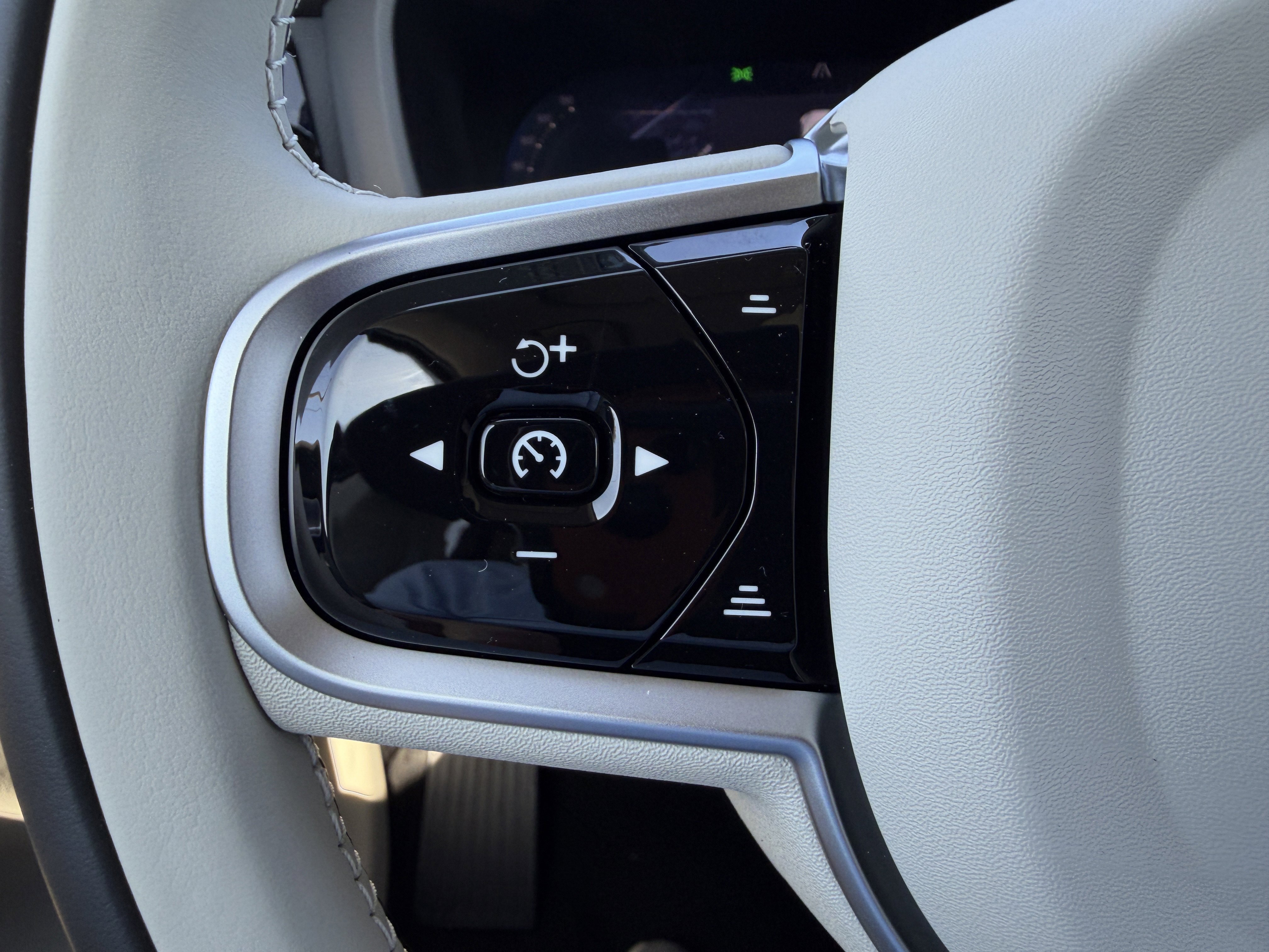 New 2026 Volvo XC60 T8 Ultra w/ Climate Package image 26