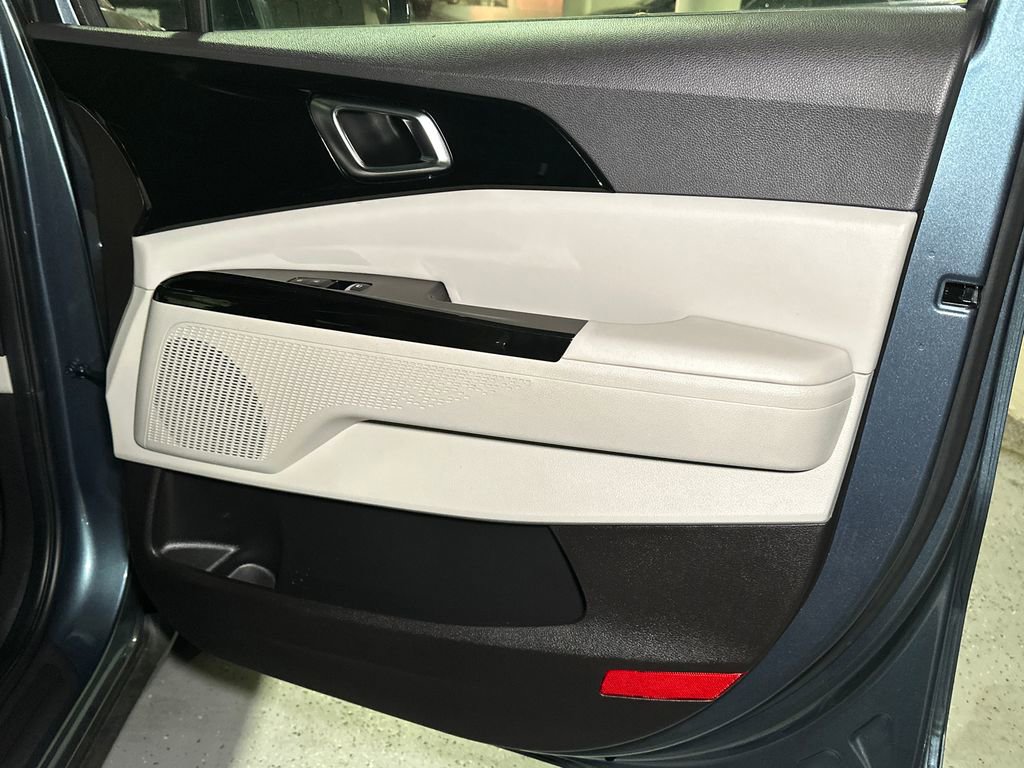 Used 2024 Kia Carnival EX FWD image 12