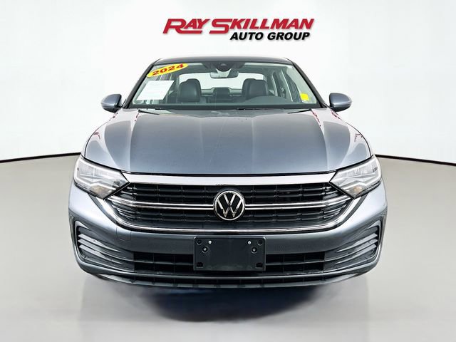 Used 2024 Volkswagen Jetta SE image 2