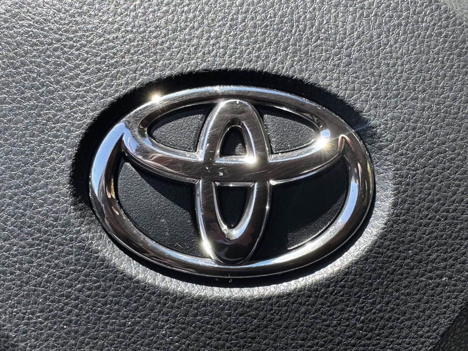 Used 2025 Toyota RAV4 XLE AWD/4WD image 33