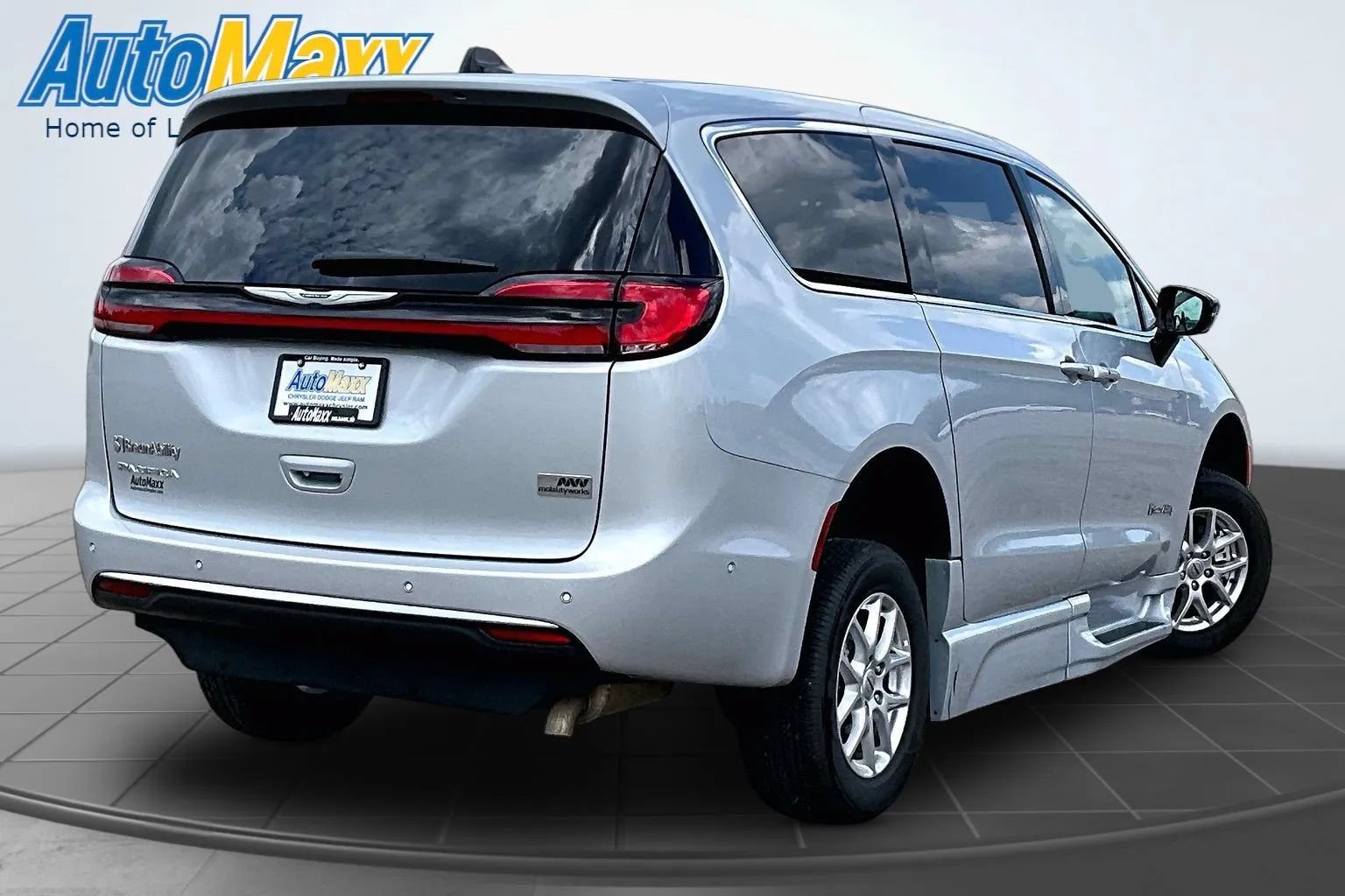 Used 2024 Chrysler Pacifica Touring-L FWD image 6