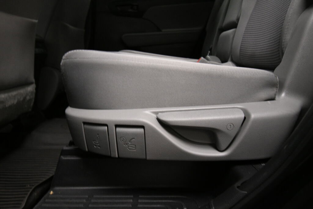 Used 2023 Toyota Highlander L AWD/4WD image 21
