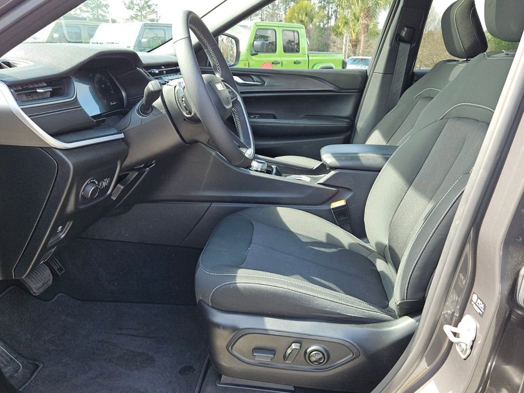 Used 2025 Jeep Grand Cherokee Laredo X w/ Luxury Tech Group I image 10