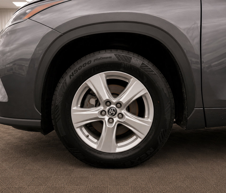 Used 2020 Toyota Highlander L FWD image 27