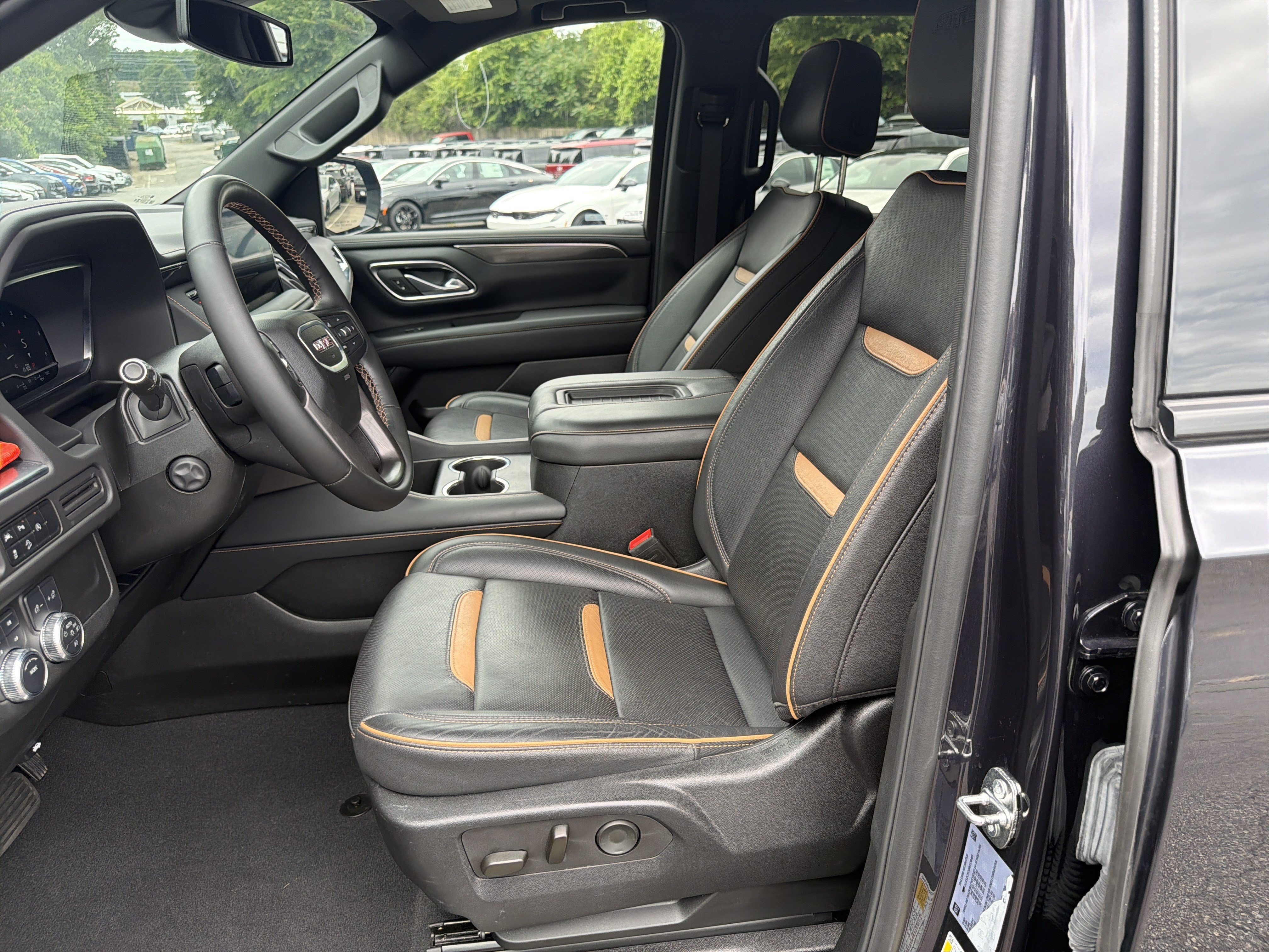 Used 2024 GMC Yukon AT4 AWD/4WD image 9