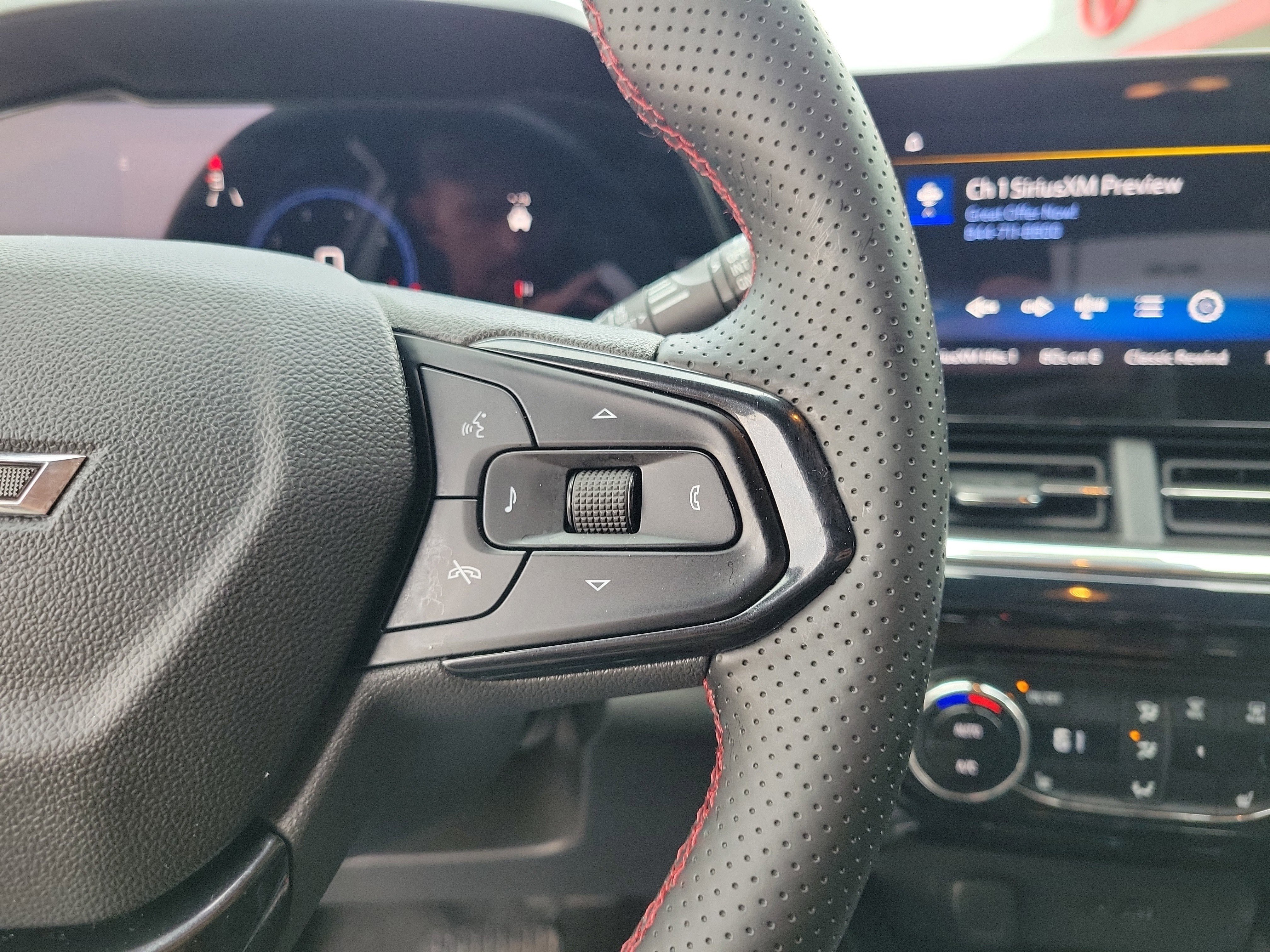 Used 2025 Chevrolet Trax RS FWD image 24