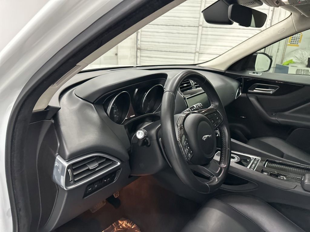 Used 2020 Jaguar F-PACE Premium image 9