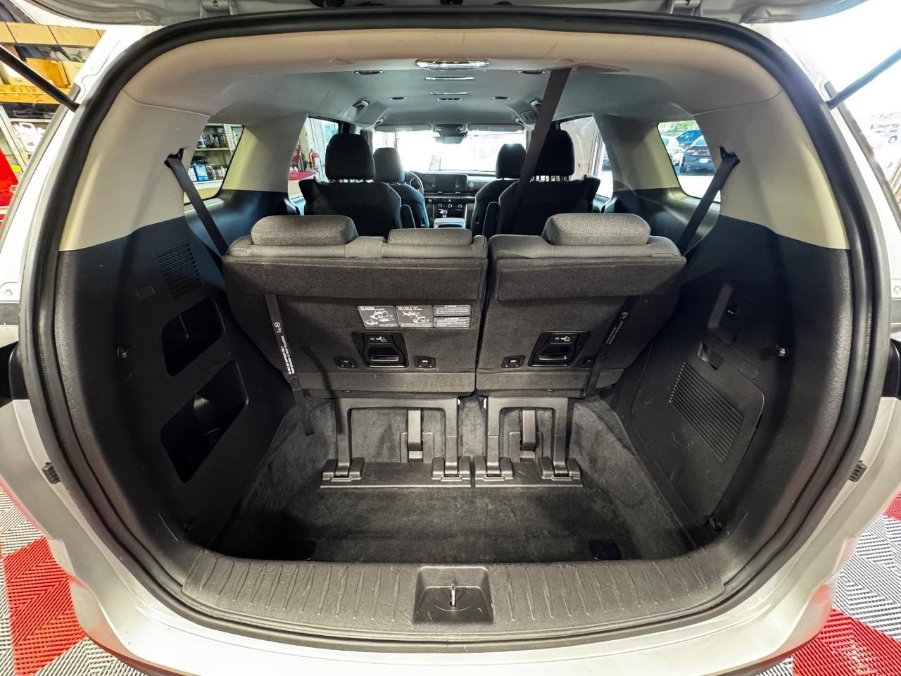 Used 2023 Kia Carnival LX FWD image 12