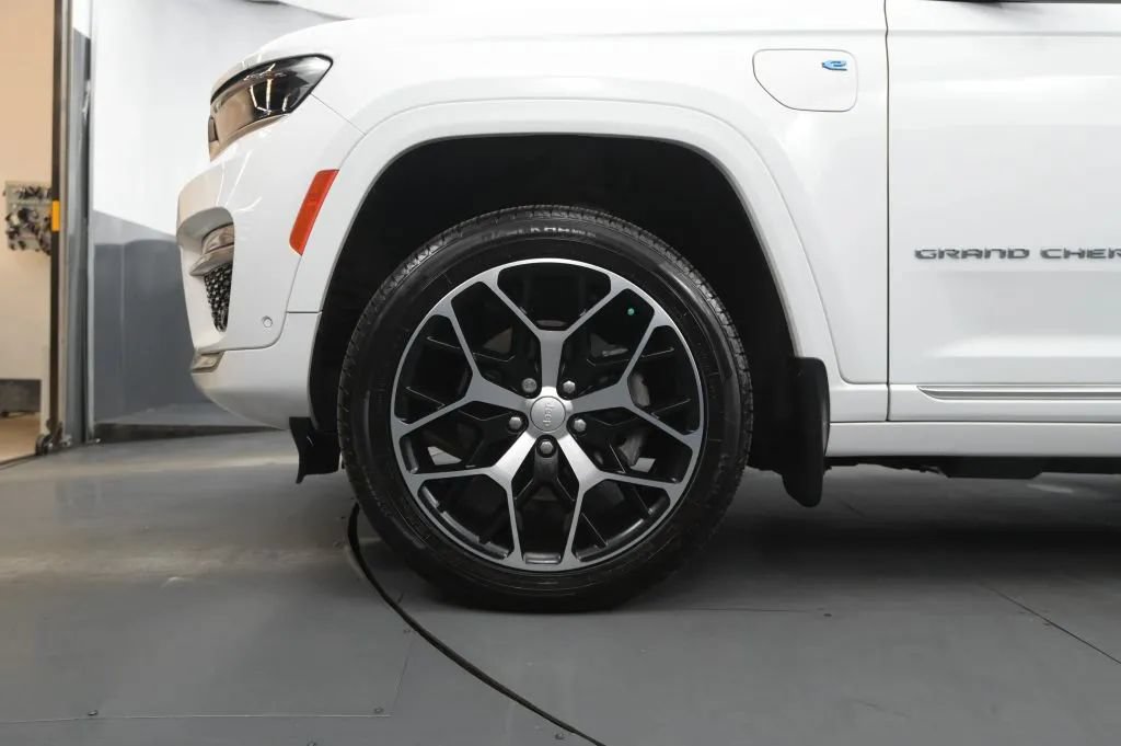 Used 2022 Jeep Grand Cherokee Summit AWD/4WD image 11