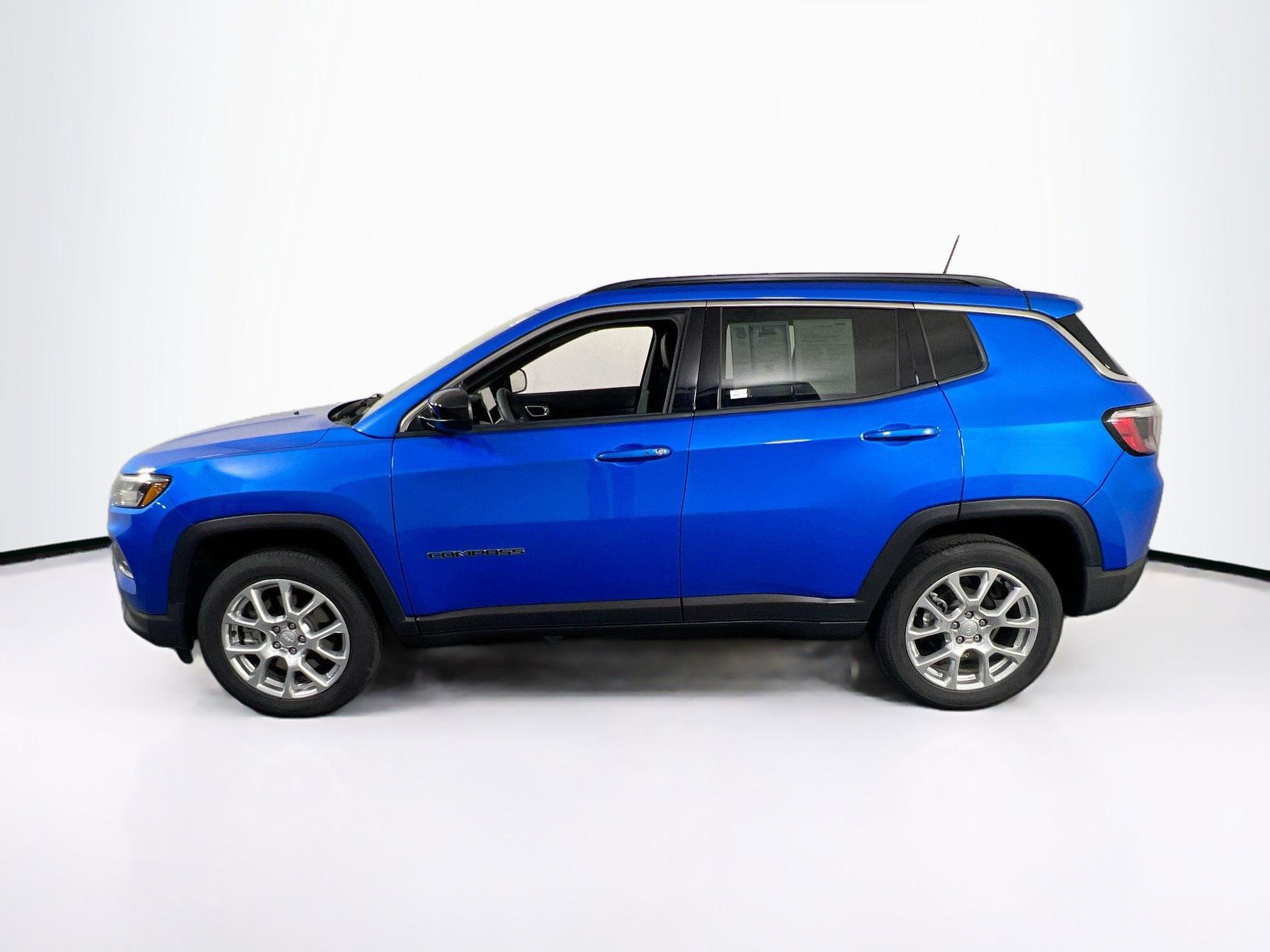 Used 2023 Jeep Compass Latitude AWD/4WD image 8