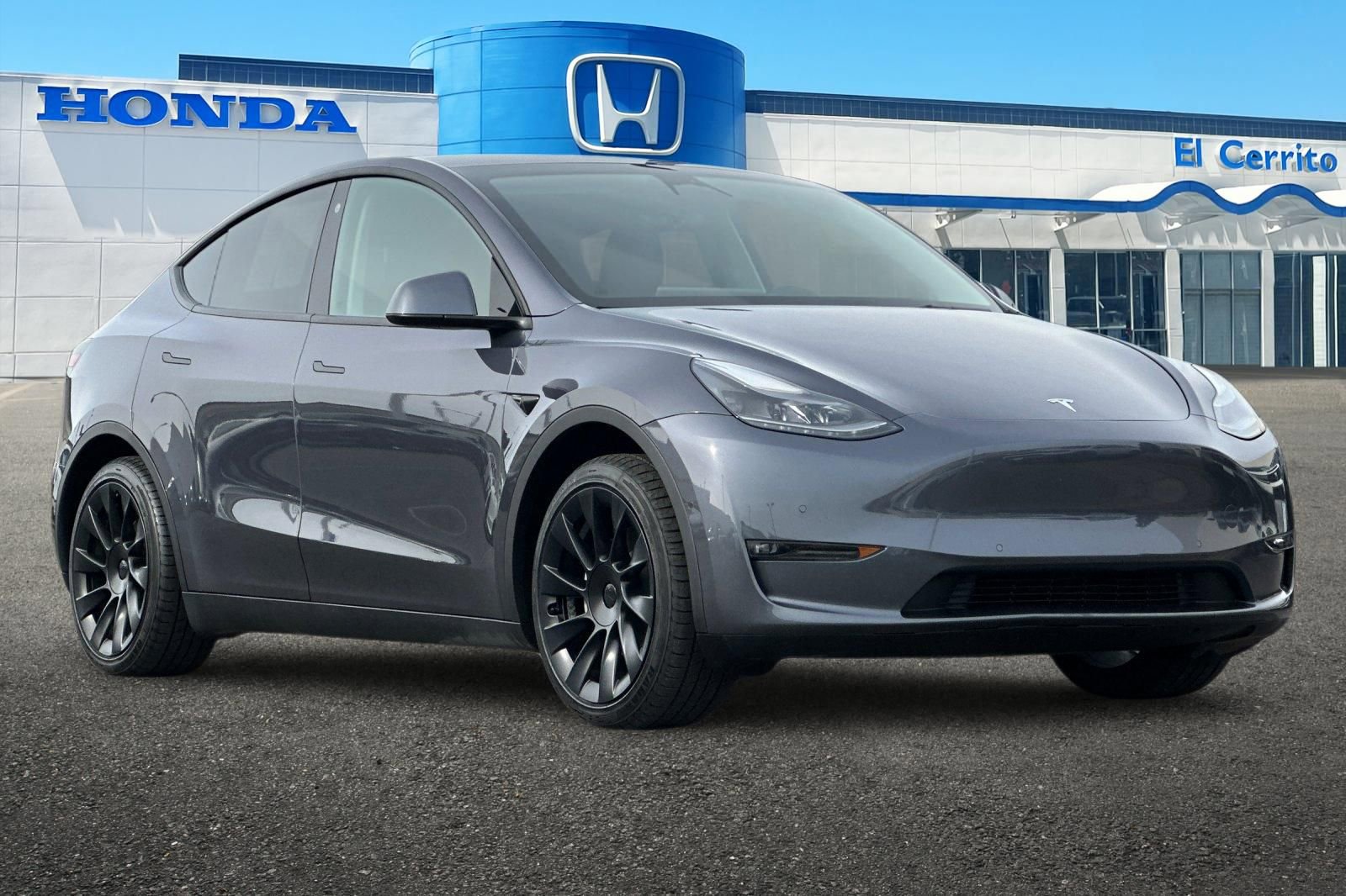 Used 2022 Tesla Model Y Long Range image 1