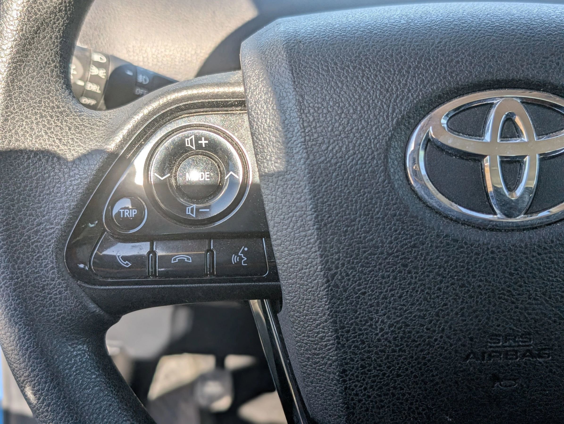 Used 2022 Toyota Prius LE image 30