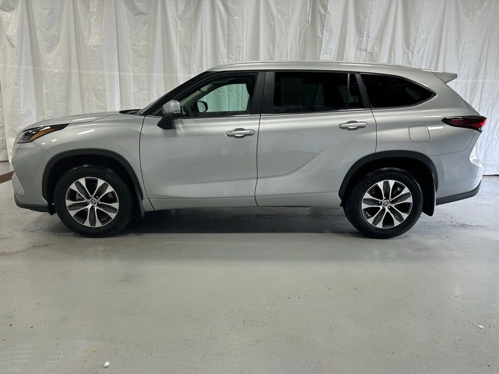 Used 2025 Toyota Highlander XLE AWD/4WD image 4