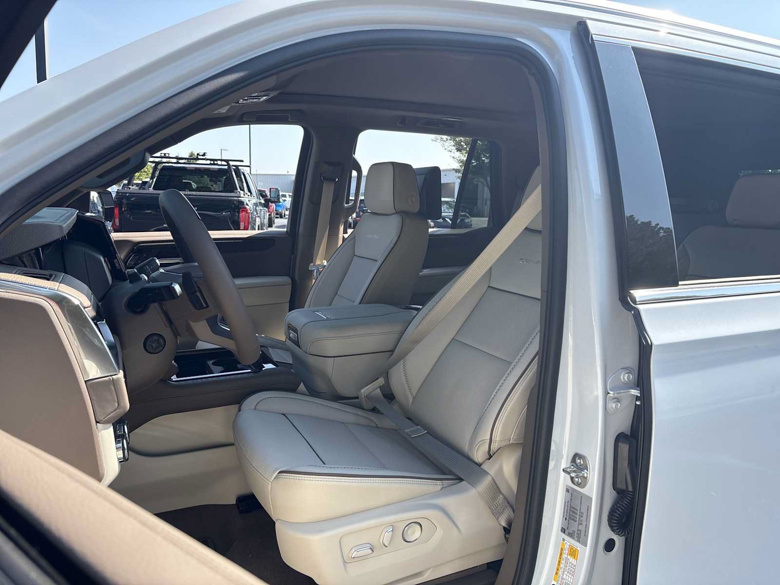 New 2026 GMC Yukon Denali w/ Denali Reserve Package AWD/4WD image 16