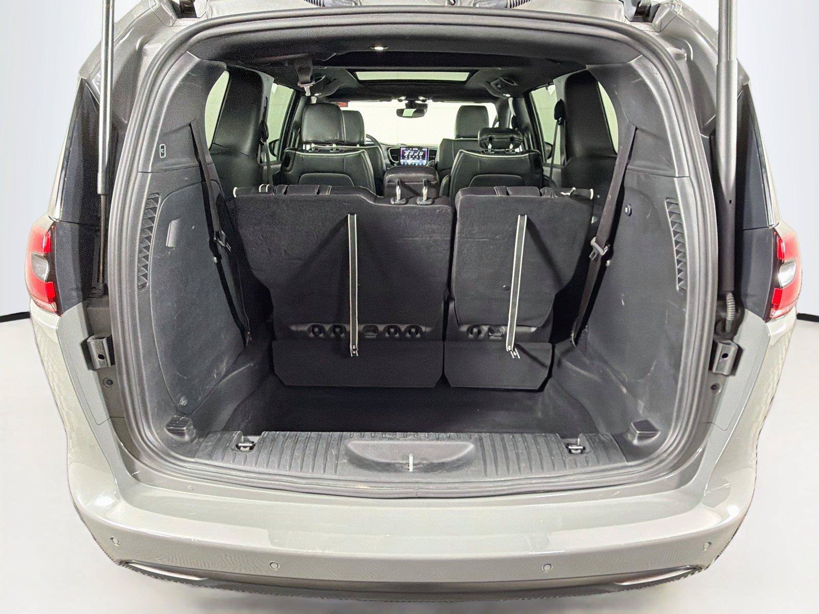 Used 2025 Chrysler Pacifica Limited FWD image 14
