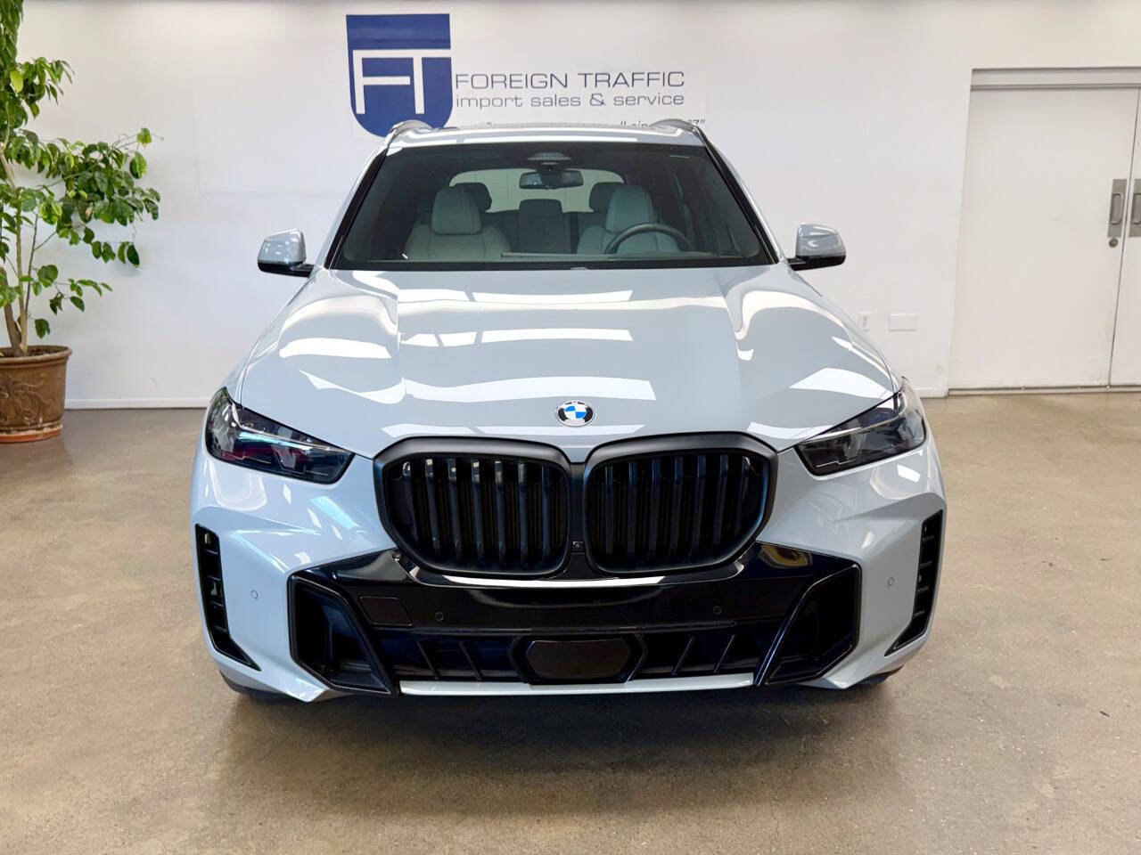 Used 2025 BMW X5 xDrive40i w/ M Sport Package image 2