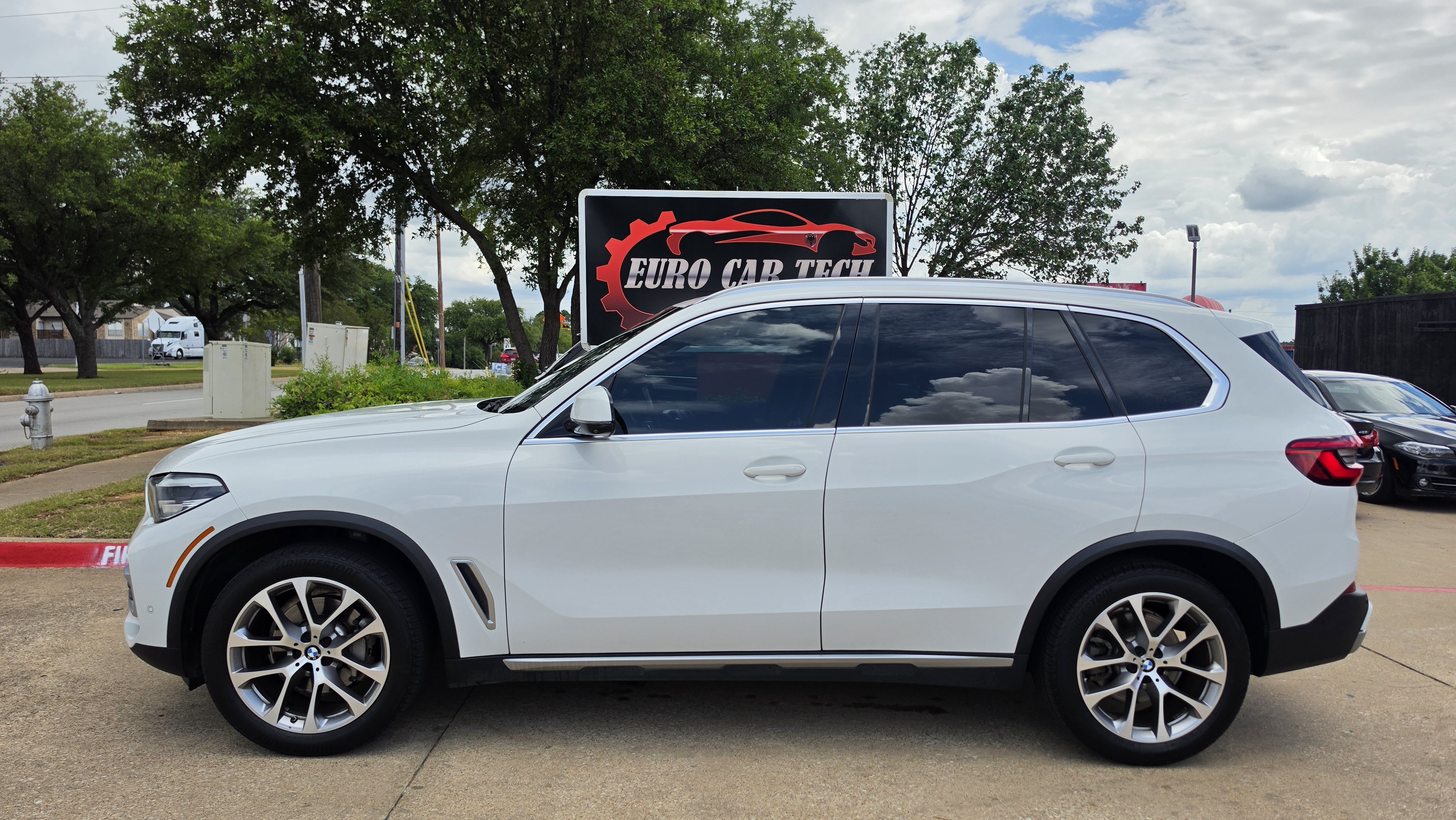 Used 2019 BMW X5 xDrive40i w/ Premium Package 2 AWD/4WD image 2