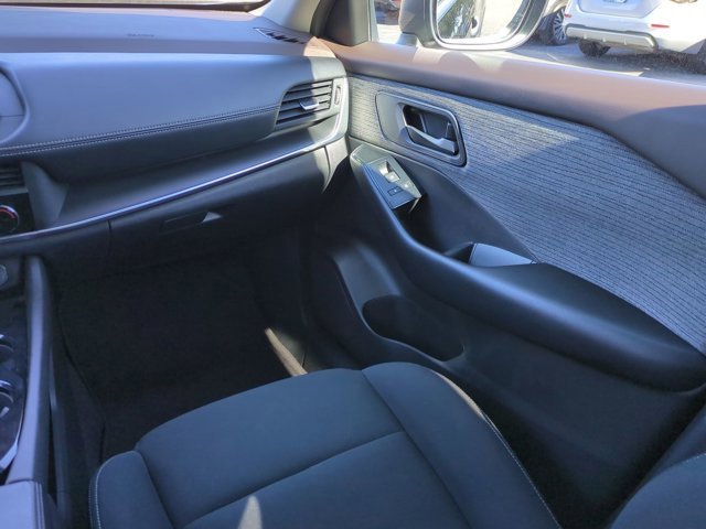 Used 2023 Nissan Rogue S image 18