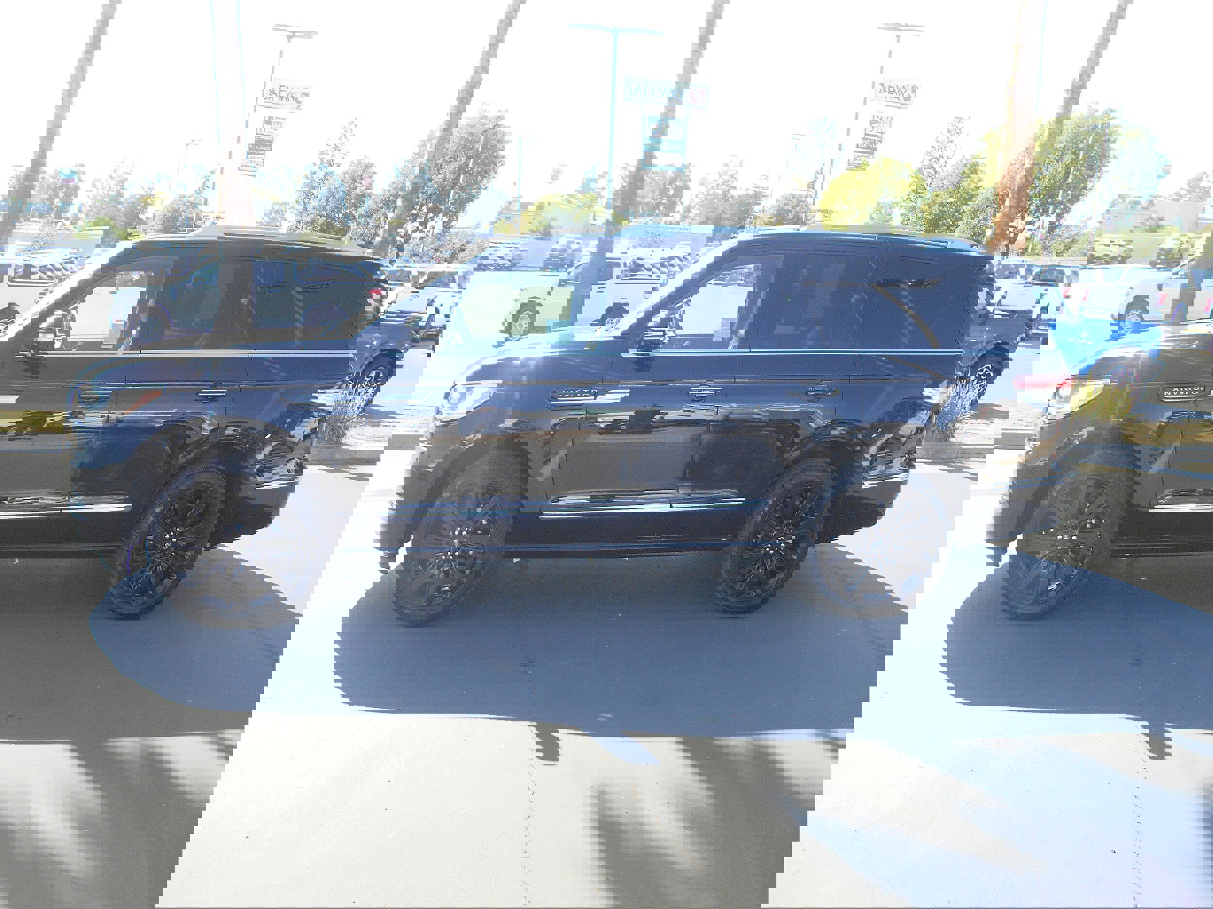 Used 2024 Lincoln Navigator Reserve image 2