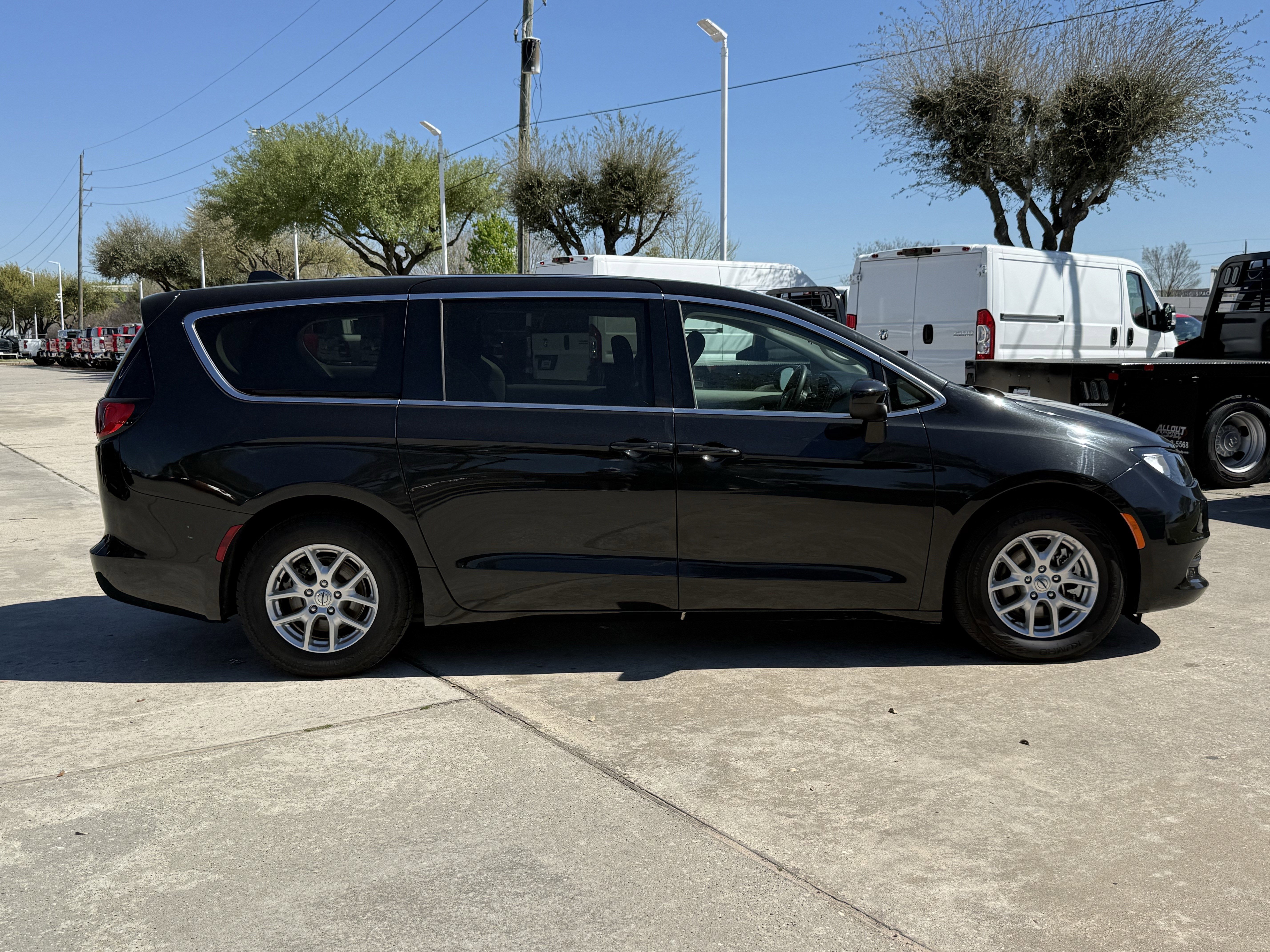 Used 2022 Chrysler Voyager LX image 3