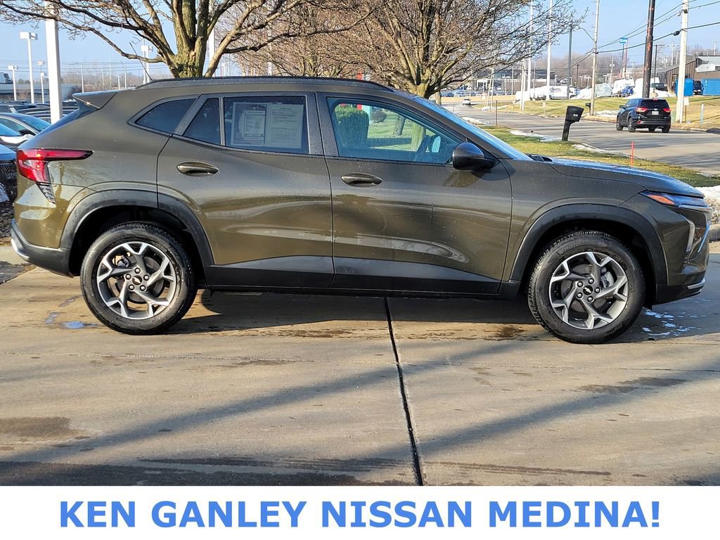 Used 2024 Chevrolet Trax LT image 2