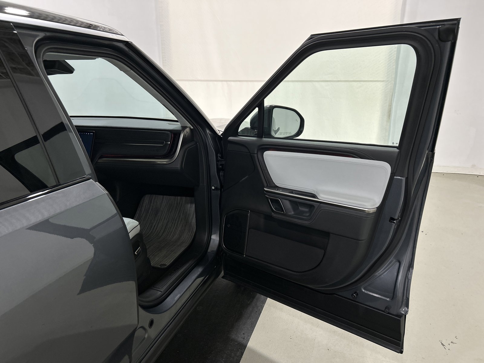 Used 2024 Rivian R1S Adventure image 18