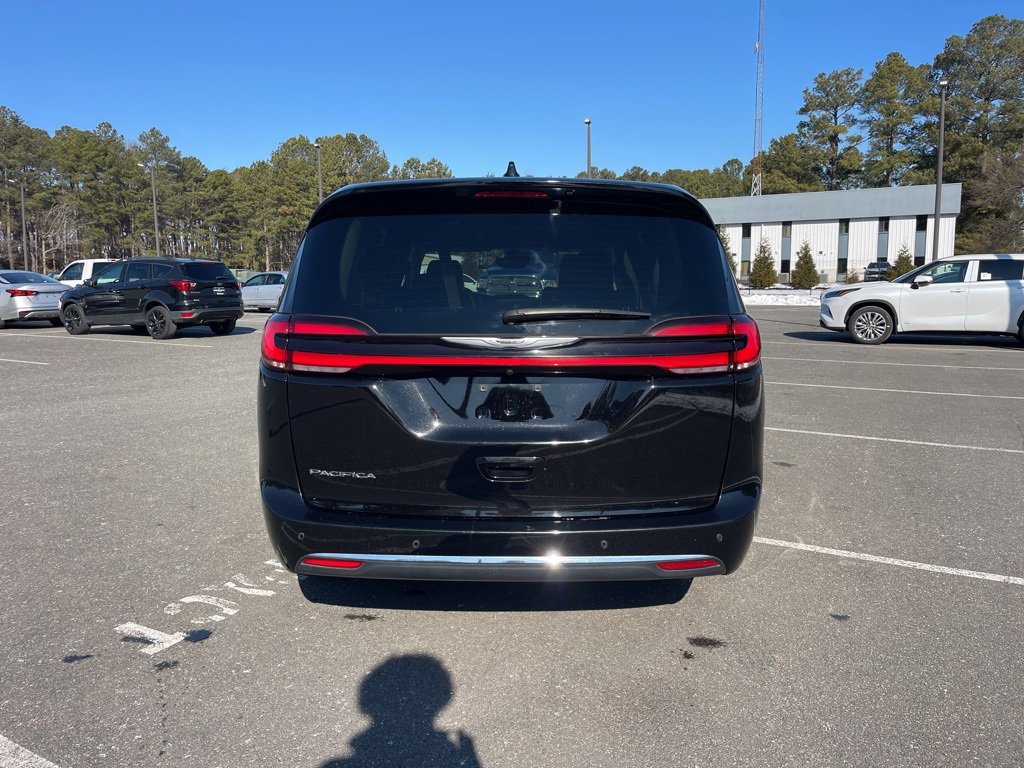 Used 2024 Chrysler Pacifica Touring-L image 6