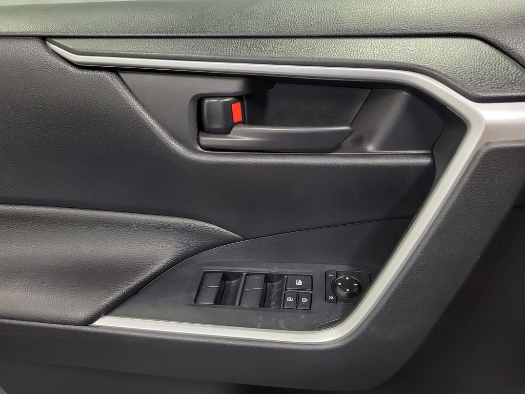 Used 2019 Toyota RAV4 LE FWD image 19