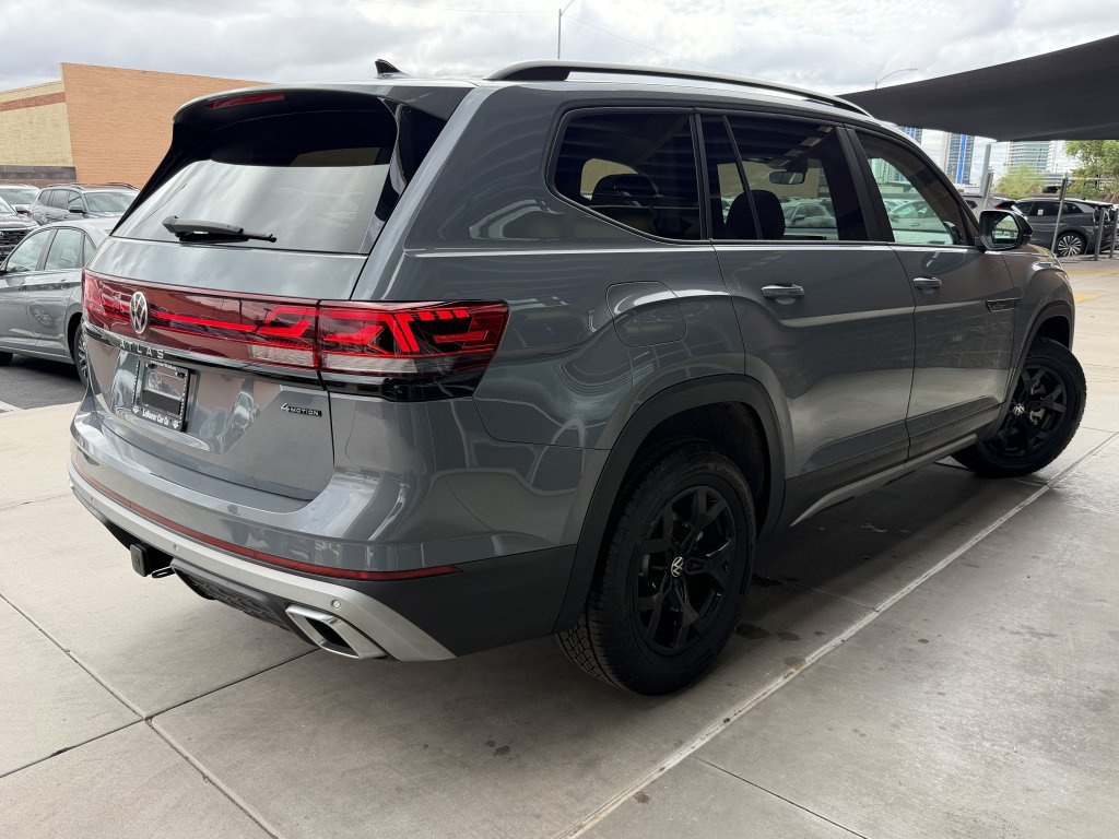 Used 2024 Volkswagen Atlas Peak Edition SE AWD/4WD image 4